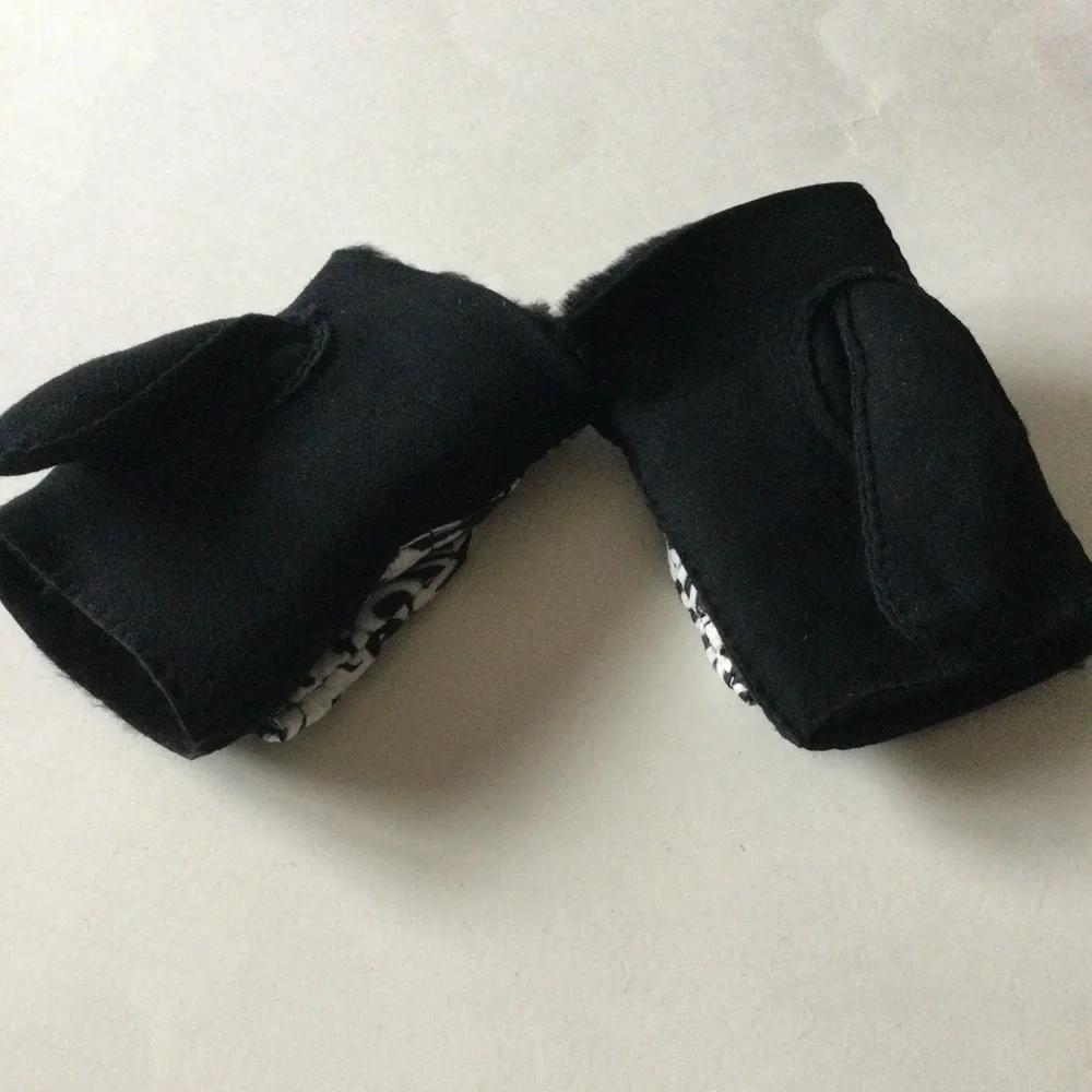 UGG CONVERTIBLE FLIP MITTENS FINGERLESS GLOVES SHEEPSKIN BLACK GRAFFITI L/XL NEW